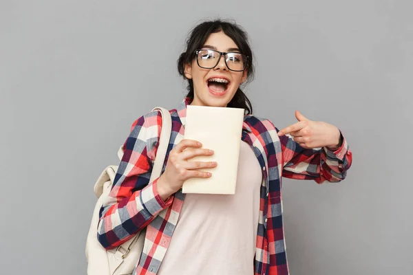 Obrázek Studenta Veselá Roztomilá Mladá Dáma Stojící Nad Šedým Pozadím — Stock fotografie