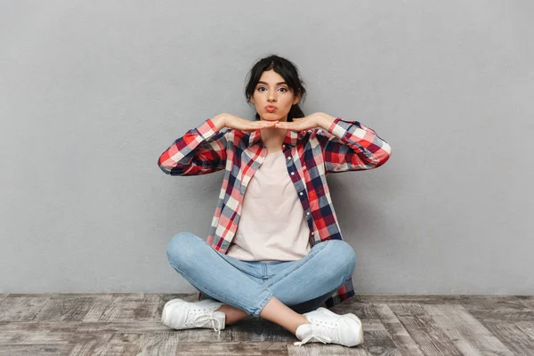 Bilden Söt Ung Dam Student Isolerade Över Grå Fondvägg Inne — Stockfoto