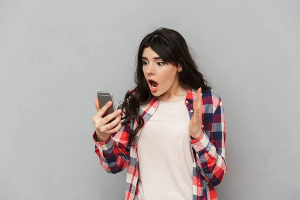 Image Shocked Young Lady Isolated Grey Background Wall Using Mobile — Stock Photo, Image