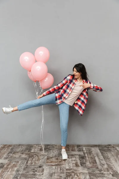 Imagen Una Linda Joven Hermosa Saltando Aislada Sobre Una Pared — Foto de Stock