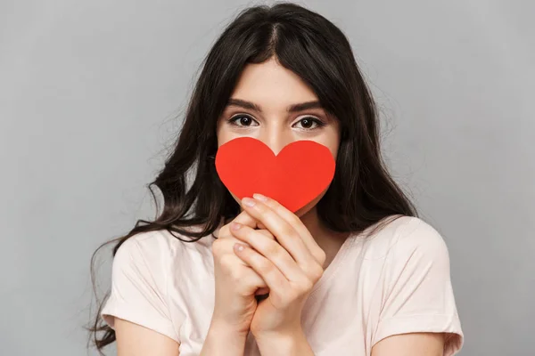 Imagen Bella Joven Cubriendo Cara Con Corazón Aislado Sobre Pared —  Fotos de Stock