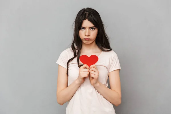 Photo Jeune Femme Triste Tenant Cœur Isolé Sur Mur Fond — Photo