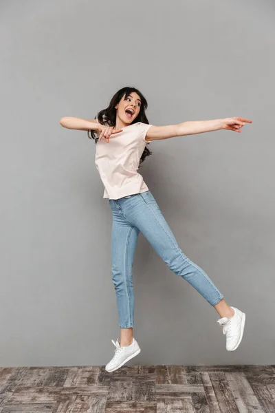 Foto Una Joven Excitada Saltando Aislada Sobre Una Pared Fondo — Foto de Stock