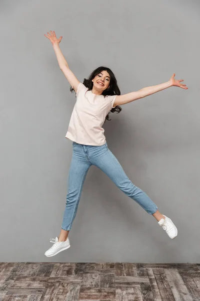 Foto Una Joven Excitada Saltando Aislada Sobre Una Pared Fondo —  Fotos de Stock