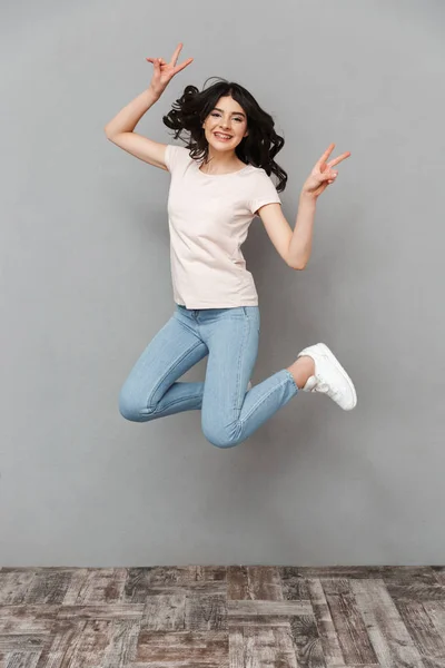 Foto Una Linda Joven Saltando Aislada Sobre Una Pared Fondo — Foto de Stock