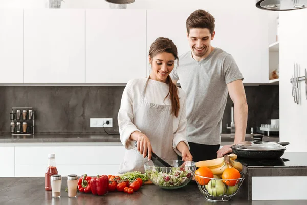 Portret Van Een Vrolijke Jonge Paar Samen Koken Keuken — Stockfoto