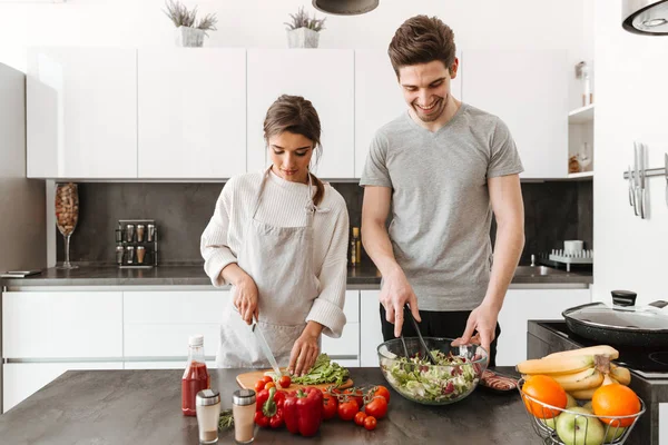 Mutlu Bir Genç Çift Yemek Salata Birlikte Mutfak Portresi — Stok fotoğraf