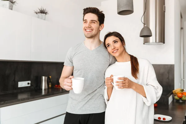 집에서 부엌에서 커피를 마시는 커플의 초상화 — 스톡 사진