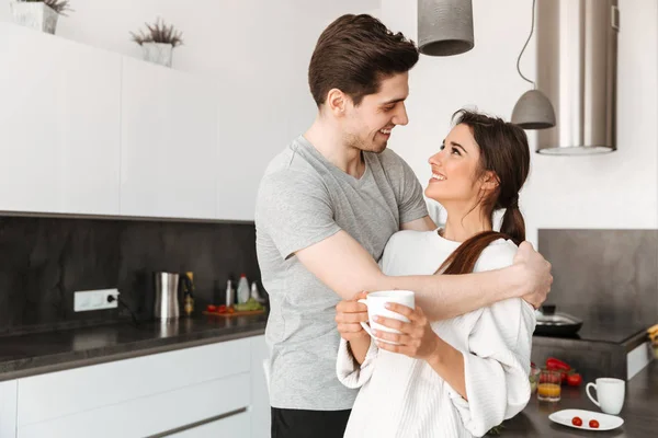 Retrato Casal Muito Jovem Bebendo Café Cozinha Casa — Fotografia de Stock