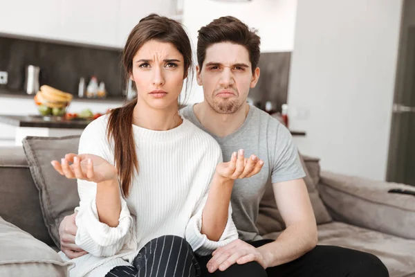 Birlikte bir kanepede oturan çift portre bir üzgün sıktı