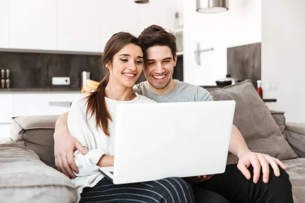 Retrato Una Feliz Pareja Joven Usando Ordenador Portátil Mientras Está — Foto de Stock