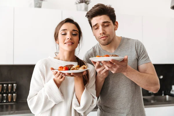 Portrait Satisfied Young Couple Holding Dinner Plates Food While Standing — Stock Photo, Image