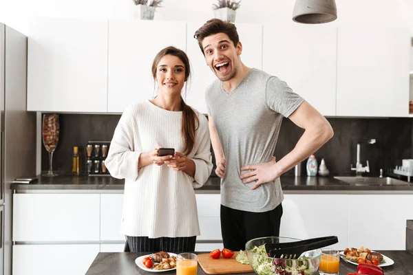 Retrato Jovem Casal Feliz Cozinhando Juntos Enquanto Estavam Mesa Cozinha — Fotografia de Stock