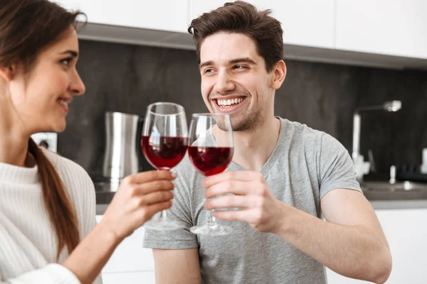 Retrato Jovem Casal Feliz Segurando Copos Vinho Enquanto Estava Cozinha — Fotografia de Stock