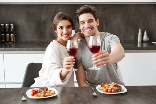 Porträt Eines Glücklichen Jungen Paares Mit Weingläsern Küchentisch Beim Abendessen — Stockfoto