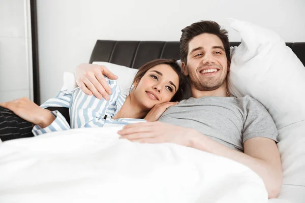 Portrait Smiling Young Couple Lying Together Bed — Stock Photo, Image