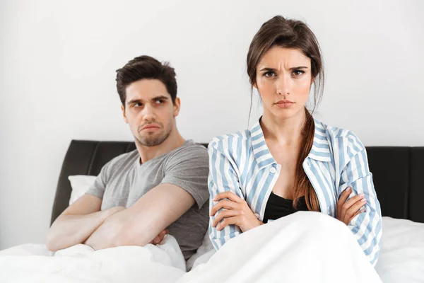 失望的年轻夫妇有冲突 而坐在床上 — 图库照片