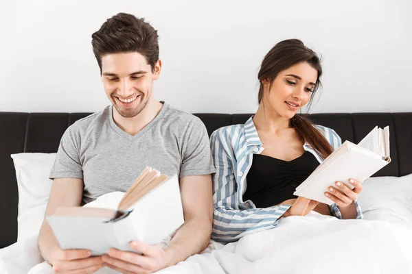 Glückliches Junges Paar Liest Bücher Während Zusammen Bett Sitzt — Stockfoto
