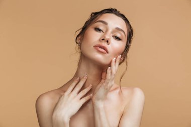 Görüntü genç saf güzel nazik kadının çıplak görünümlü kamera cildi dokunmadan izole.