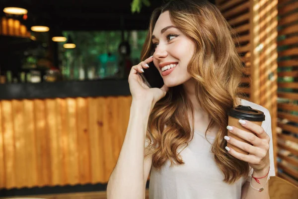 Portret Van Een Lachende Jong Meisje Praten Mobiele Telefoon Tijdens — Stockfoto