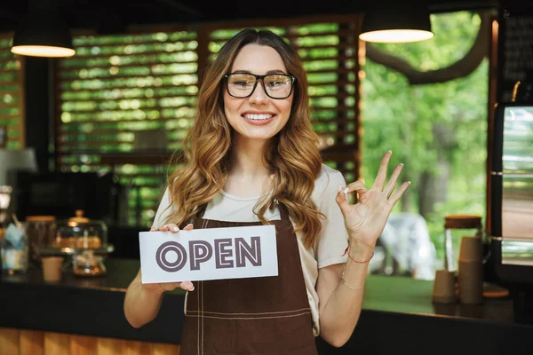 Leányi Mosolygó Fiatal Barista Gazdaság Nyitott Cégtábla Állva Kávézóban Mutatja — Stock Fotó