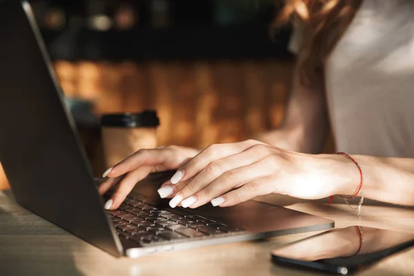 Close Van Een Vrouw Typen Laptopcomputer Aan Tafel Buiten — Stockfoto