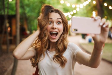 Parkta duran bir selfie alarak heyecanlı genç kız