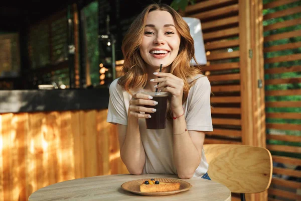 Retrato Una Joven Feliz Bebiendo Limonada Comiendo Pastel Café Aire — Foto de Stock