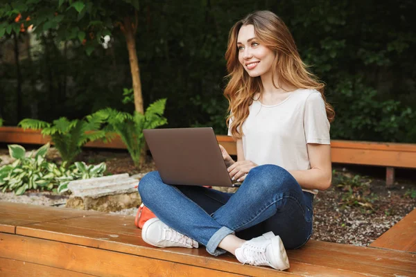 Gelukkig Jong Meisje Met Laptopcomputer Zittend Een Bankje Buiten — Stockfoto