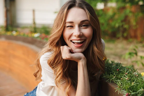 Sonriente Chica Joven Ropa Casual Mirando Cámara Guiñando Ojo Mientras — Foto de Stock
