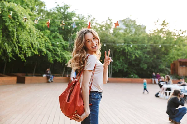 Jovem Sorridente Com Mochila Andando Livre Mostrando Gesto Paz — Fotografia de Stock