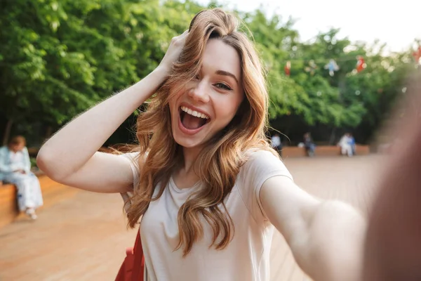 Close Van Een Vrolijke Jonge Meisje Dat Neemt Selfie Met — Stockfoto