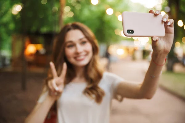 Felice Ragazza Prendendo Selfie Mentre Piedi Parco — Foto Stock