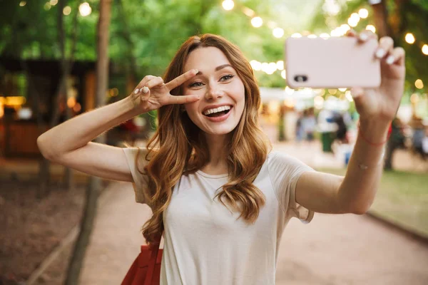 Vrolijk Meisje Nemen Van Een Selfie Terwijl Het Park — Stockfoto