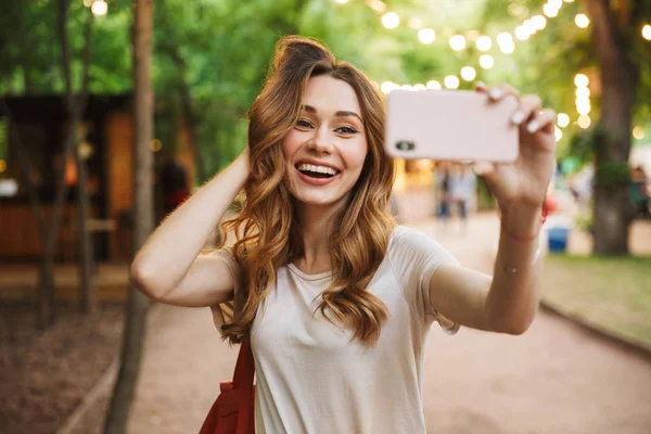 Radosna Dziewczyna Biorąc Selfie Stojąc Parku — Zdjęcie stockowe