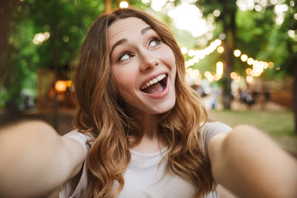 Zbliżenie Ładny Dziewczyna Biorąc Selfie Wyciągniętą Ręką Stojąc Parku — Zdjęcie stockowe