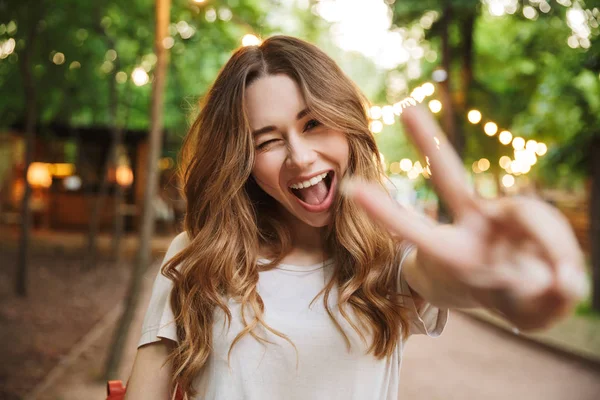 Primo Piano Allegra Ragazza Che Mostra Gesto Pace Mentre Piedi — Foto Stock