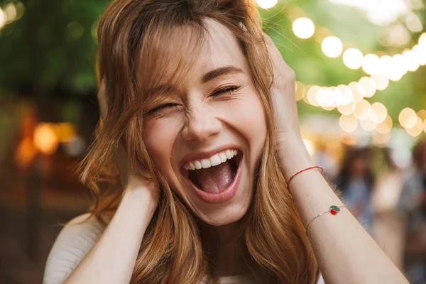 Fechar Menina Feliz Gritando Enquanto Estava Parque — Fotografia de Stock