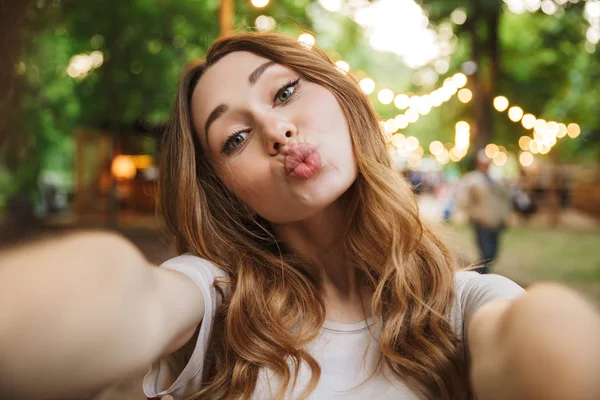 Gros Plan Jolie Jeune Fille Prenant Selfie Avec Main Tendue — Photo