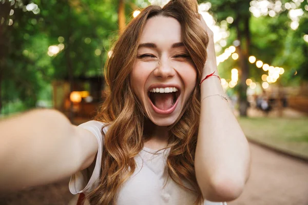 Primo Piano Felice Ragazza Che Prende Selfie Con Mano Tesa — Foto Stock