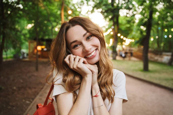 Fechar Linda Menina Olhando Para Câmera Enquanto Estava Parque — Fotografia de Stock