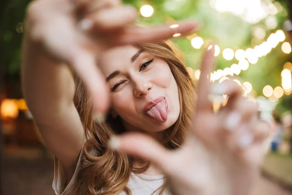 Närbild Lekfulla Ung Flicka Visar Ramen Med Fingrarna När Står — Stockfoto