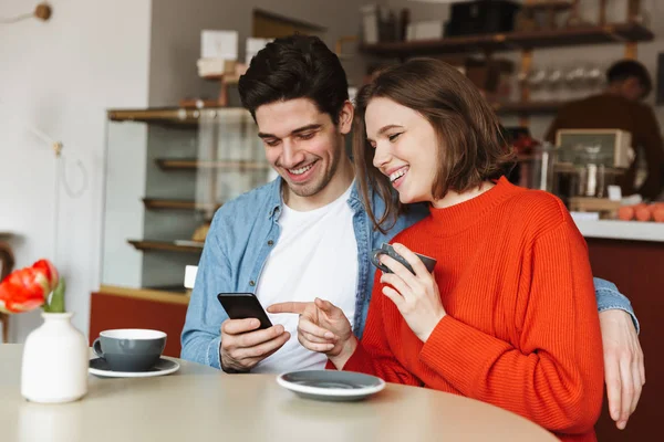 Glückliches Junges Paar Sitzt Cafétisch Trinkt Kaffee Und Schaut Aufs — Stockfoto