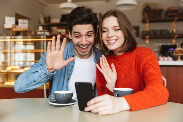 Alegre Joven Pareja Sentada Una Mesa Café Juntos Teniendo Una — Foto de Stock