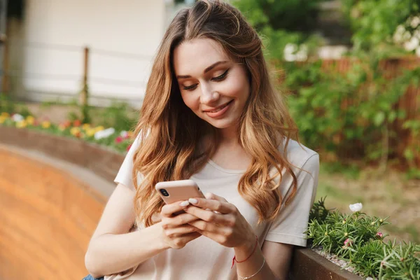 Mosolygó Fiatal Lány Alkalmi Ruhák Mobiltelefon Használata Közben Állandó Szabadban — Stock Fotó