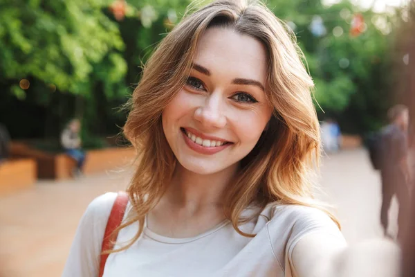 Close Uma Menina Bonita Tomando Selfie Com Mão Estendida Livre — Fotografia de Stock