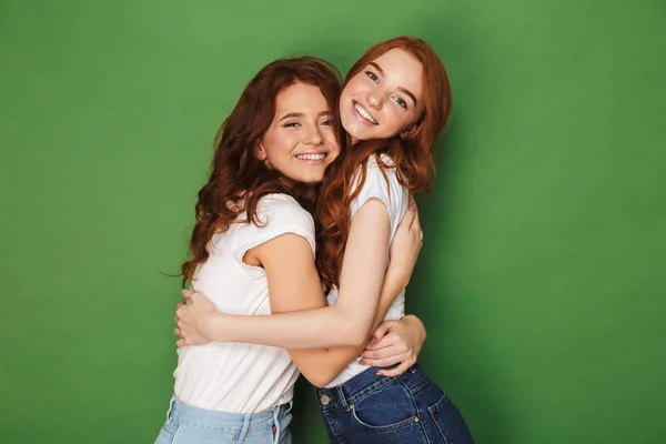 Δύο Όμορφες Γυναίκες Τζίντζερ 20S Casual Ντύσιμο Χαμογελούν Και Αγκαλιάζονται — Φωτογραφία Αρχείου