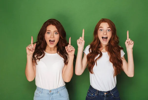Porträtt Två Unga Rödhårig Kvinnor 20S Vita Shirts Leende Och — Stockfoto
