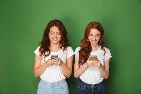 Retrato Dos Mujeres Guapas Con Pelo Jengibre Posando Cámara Sosteniendo — Foto de Stock