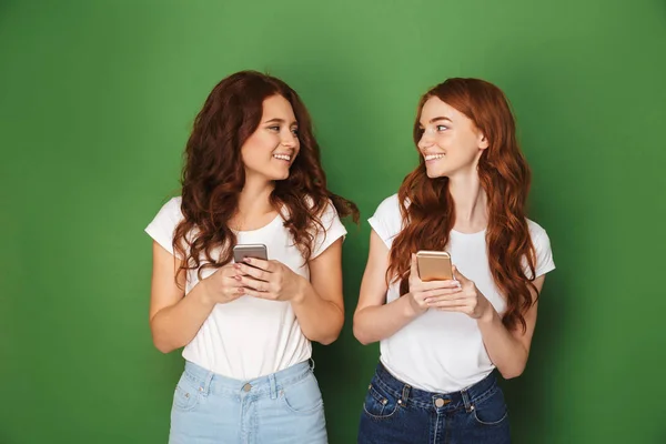 Portrét Dvou Teenagerů Žen Nazrzlé Vlasy Sebe Dívali Držení Mobilních — Stock fotografie